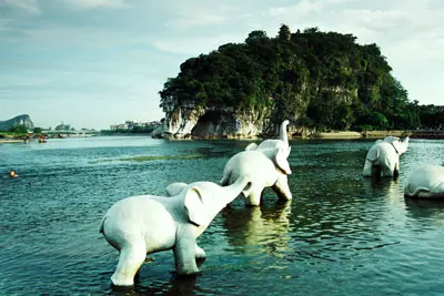 Half Day Classic Guilin Bus Tours To Reed Flute Cave, Fubo Hill And Elephant Trunk Hill