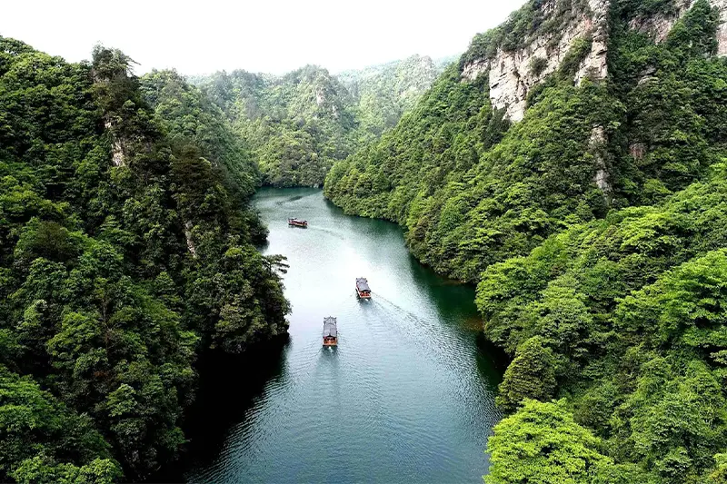 Baofeng Lake Travel Guide: Misty Peaks and a Heavenly Jade Lake